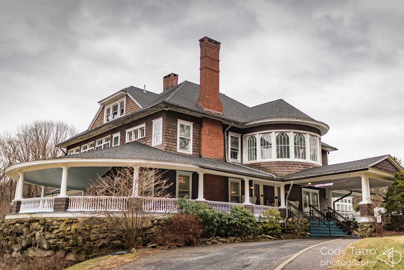 winter-weddings-tarrywile-mansion-under-a-gray-cloudy-sky