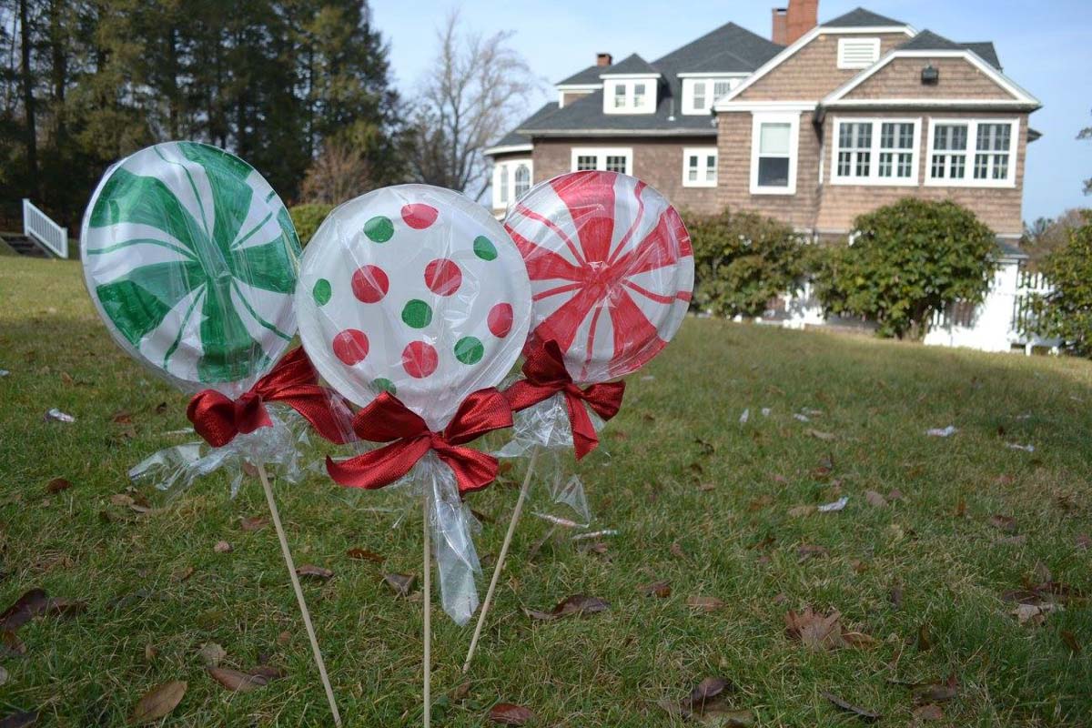 lollipop-signs-on-lawn-for-fundraiser