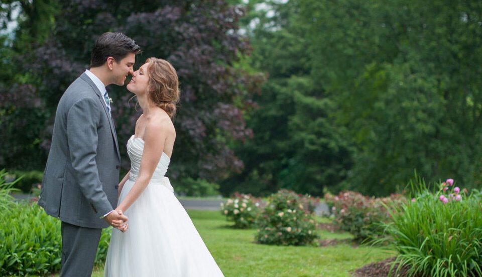 wedding couple in garden